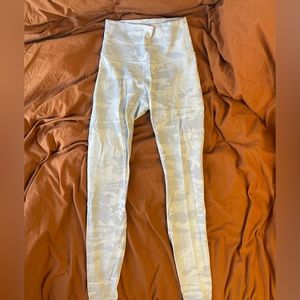 Lululemon Wunder Under size 4, 28inch leggings